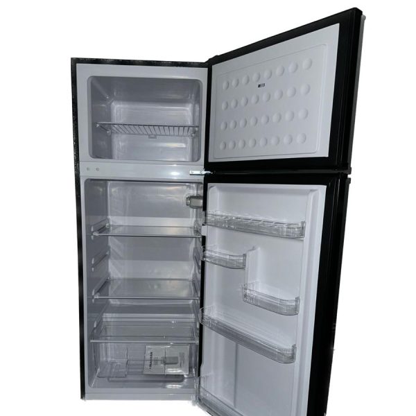 מקרר שחור פתוח